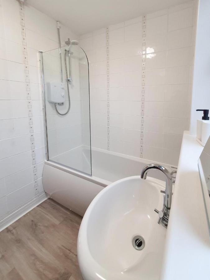 3 Bedroom House Amazon M90 Dunfermline Edinburgh Exterior photo